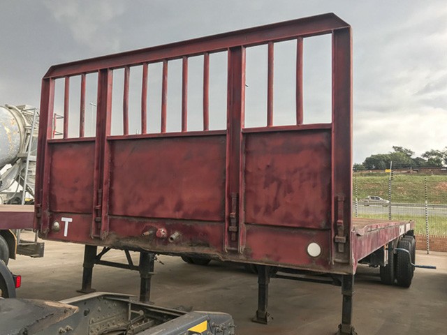 2001 BURG TRAILER FLAT DECK TRI-AXLE TRAILER