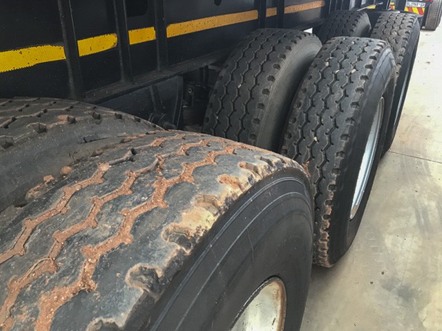 2001 BURG TRAILER FLAT DECK TRI-AXLE TRAILER
