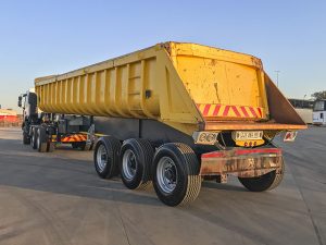 Used 2017 Henred Fruehauf Sand Sloper 30m³ Trailer for sale