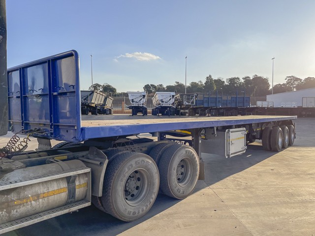 2014 Afrit Flatdeck Tri-axle Trailer