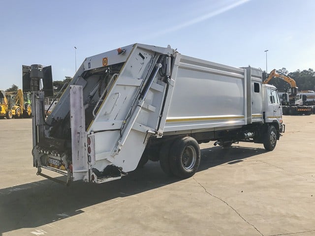 2017 UD Nissan 90 Compactor Truck