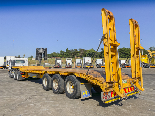 2015 Afrit Lowbed Stepdeck 30 Ton Tri Axle Trailer with hydraulic ramps and outriggers for sale
