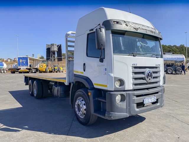 2014 Volkswagen Constellation 24.250 – 14 Ton Flatbed