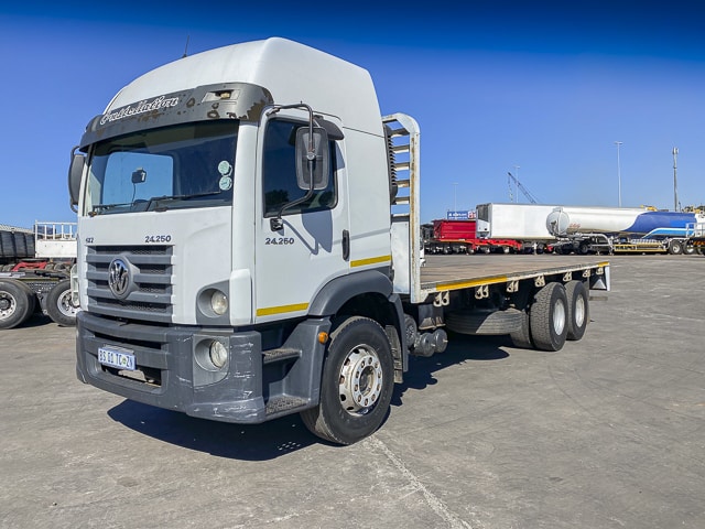 2014 Volkswagen Constellation 24.250 – 14 Ton Flatbed