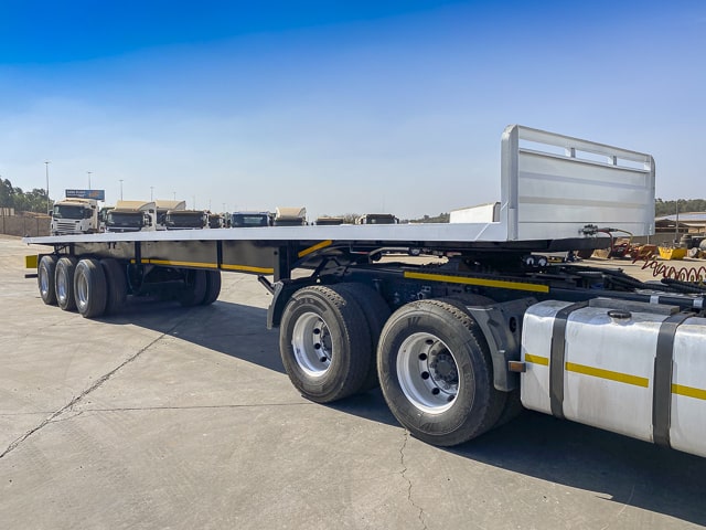 2012 HENRED FRUEHAUF FLATDECK TRI-AXLE TRAILER