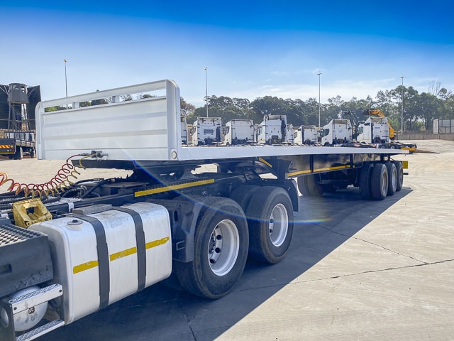 2012 HENRED FRUEHAUF FLATDECK TRI-AXLE TRAILER