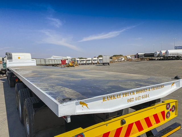 2012 HENRED FRUEHAUF FLATDECK TRI-AXLE TRAILER