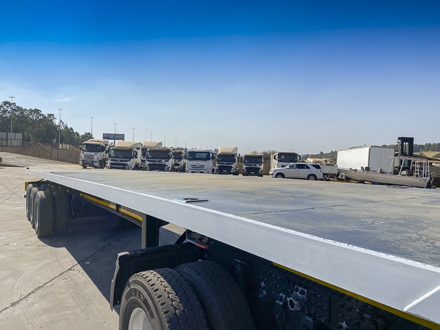 2012 HENRED FRUEHAUF FLATDECK TRI-AXLE TRAILER