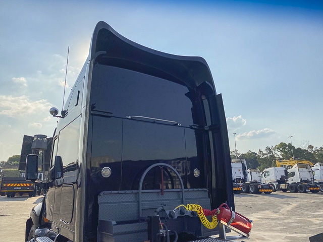 1997 Kenworth T2000 – 6×4 Truck Tractor