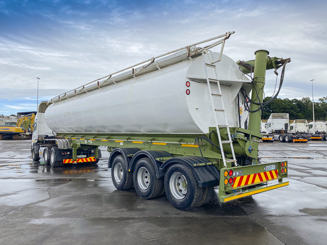 Used 2009 Tee Bulk Feed Auger Tanker - Tri Axle Tanker For Sale